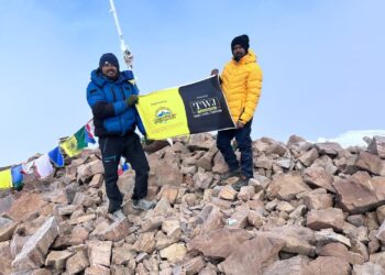 Youth of Guhagar crossed the peak of Mount Yunam