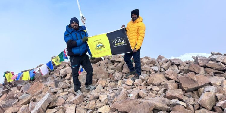 Youth of Guhagar crossed the peak of Mount Yunam