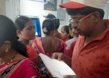 Beloved sister's crowd in the bank