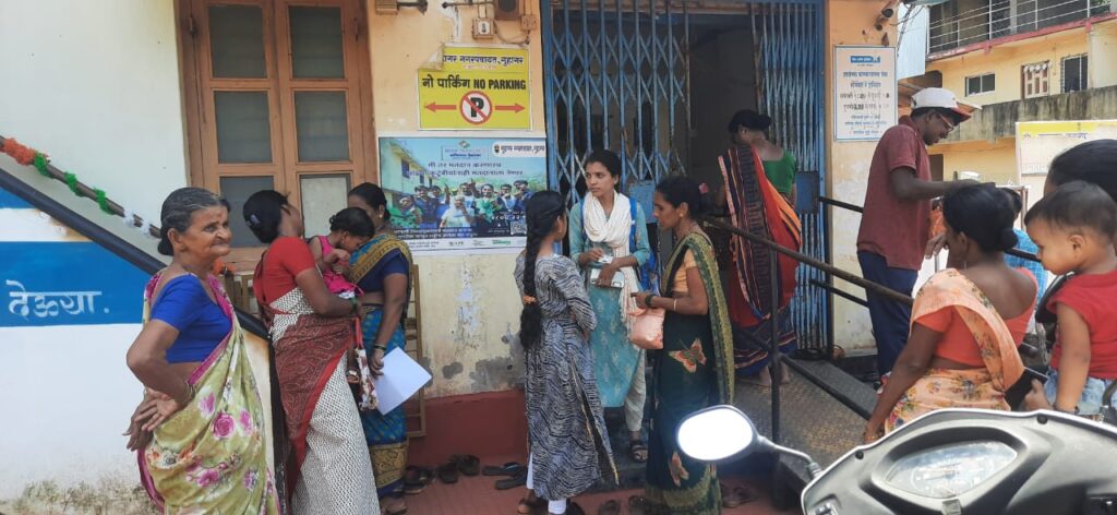 Beloved sister's crowd in the bank