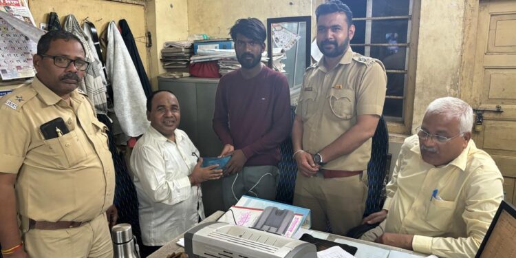 Lost wallet found in Guhagar Agar