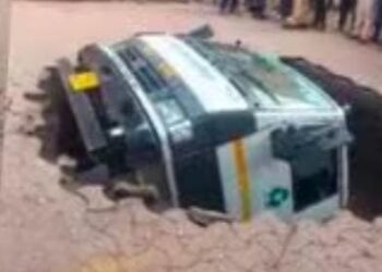 Big pothole suddenly fell on the road