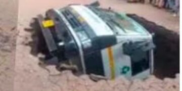 Big pothole suddenly fell on the road