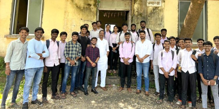 Visit of Bal Mane to Tantraniketan