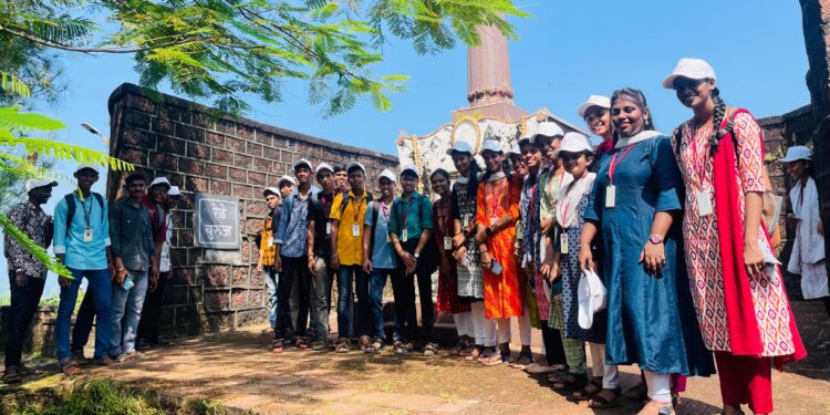 Students visited Fort Ratnadurg