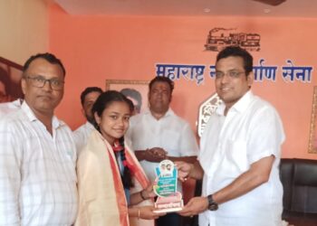 Students felicitated by Guhagar MNS