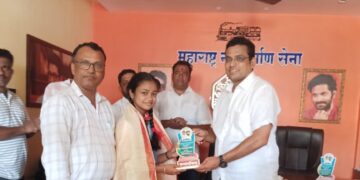Students felicitated by Guhagar MNS