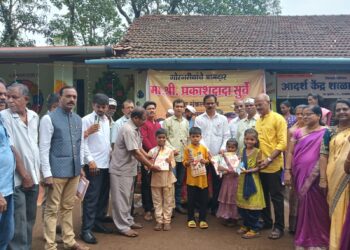 केंद्रशाळा शीर येथे शैक्षणिक साहित्य वाटप करताना