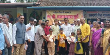 केंद्रशाळा शीर येथे शैक्षणिक साहित्य वाटप करताना