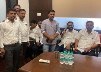 Fadnavis insists on Guhagar's seat