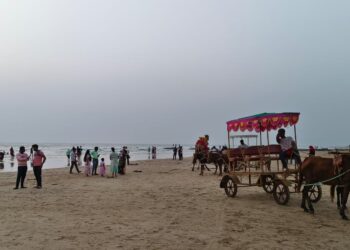 Crowd of tourists in Guhagar