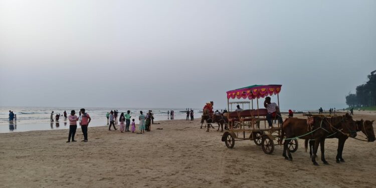 Crowd of tourists in Guhagar