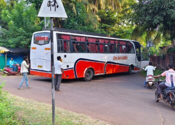 As the cars of Mumbaikars got stuck, the leaders ran away