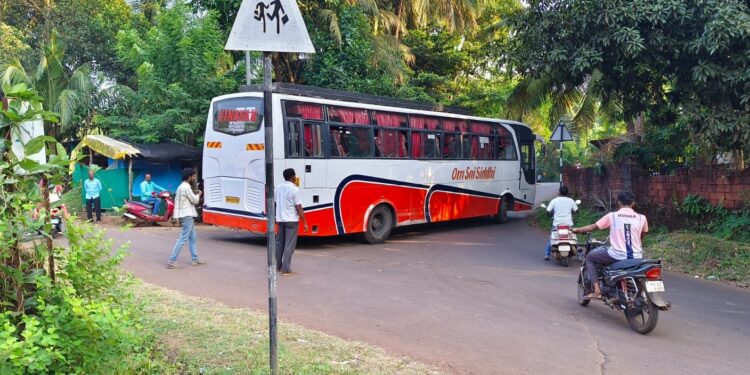 As the cars of Mumbaikars got stuck, the leaders ran away