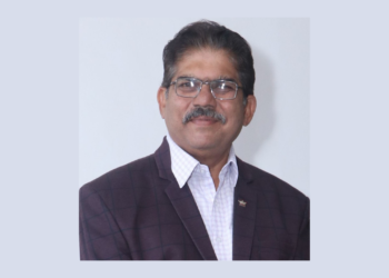 Crowd of tourists at Guhagar Beach