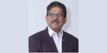 Crowd of tourists at Guhagar Beach