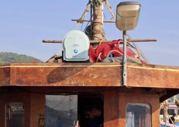 Transponder device on boats in Guhagar