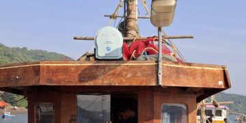 Transponder device on boats in Guhagar