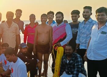 A drowning youth was saved by a lifeguard