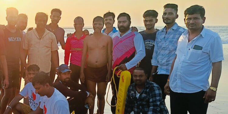 A drowning youth was saved by a lifeguard