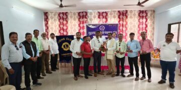 Press Day in Guhagar : Rashinkar sir giving gifts to all journalists