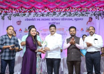MLA Nikam felicitation of Arekar Institute students