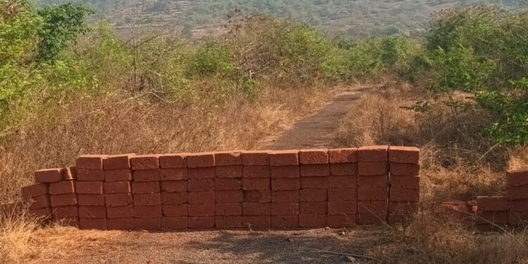 Villagers complain about blocking Bhurkunda road