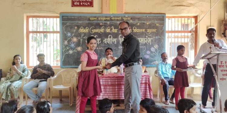 Prize ceremony at Annapurna Sridhar Vaidya Vidyalaya