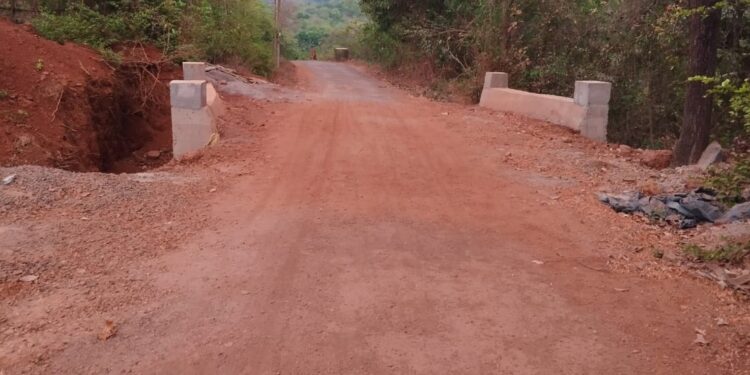 Traffic closed on Aregav road