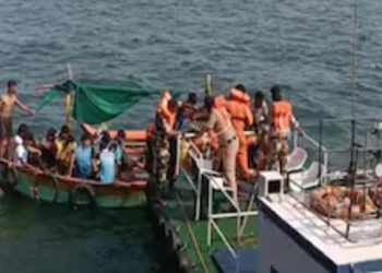 Boat capsizes in Ratnagiri sea