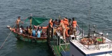 Boat capsizes in Ratnagiri sea