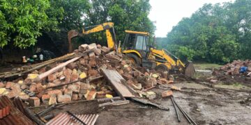 गोपाळगडावरील बांधकाम जमीनदोस्त