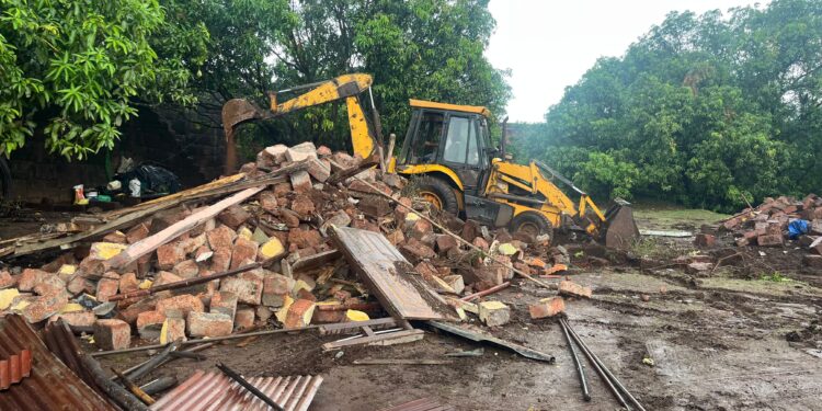 गोपाळगडावरील बांधकाम जमीनदोस्त