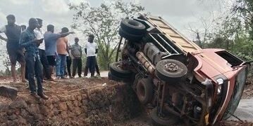 Dumper full of gravel overturned at Varveli