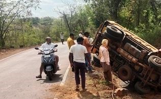Dumper full of gravel overturned at Varveli
