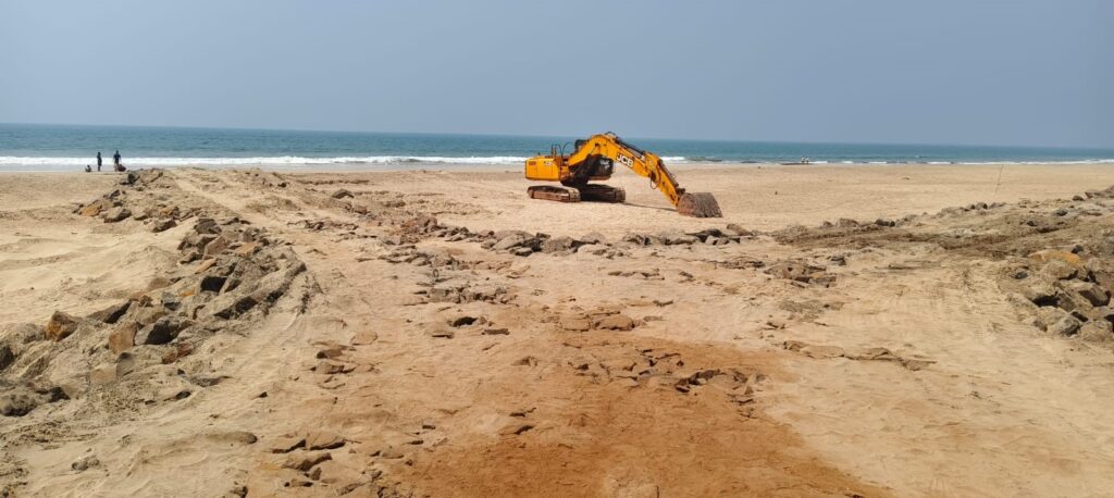 Disfigurement of the beach by the dam