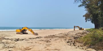 Disfigurement of the beach by the dam