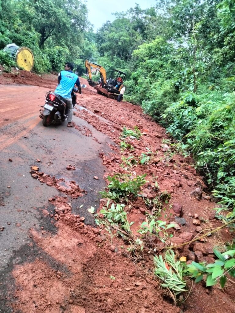 Mud empire in Naravan market