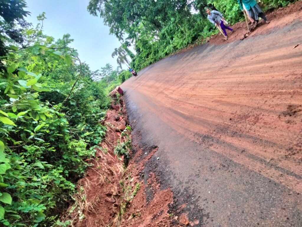 Mud empire in Naravan market