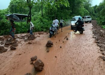 Mud empire in Naravan market
