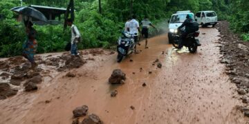Mud empire in Naravan market