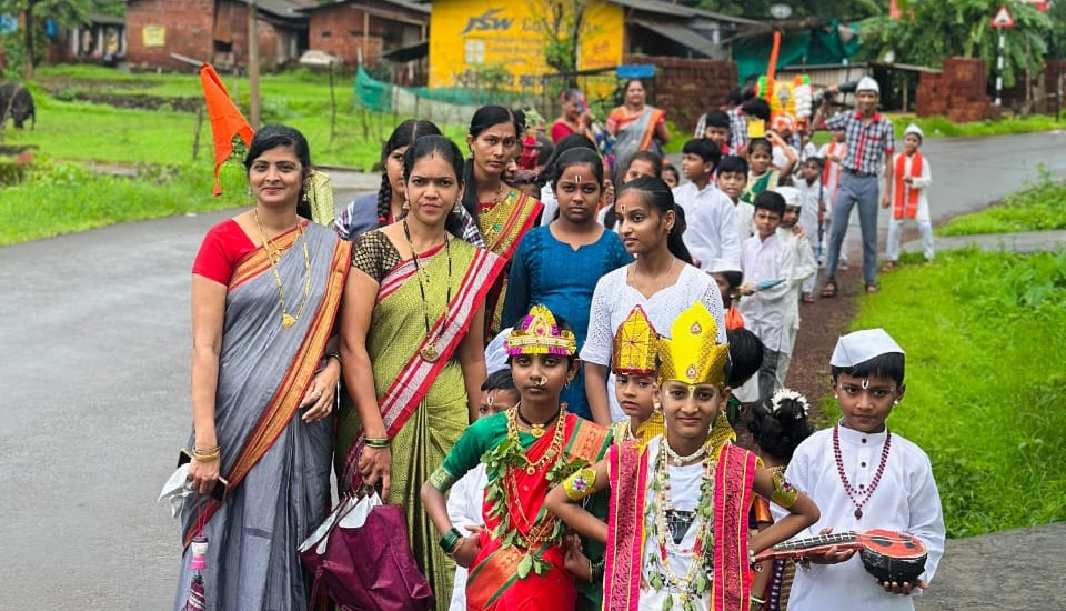 Dindi of Excellent Academy School students