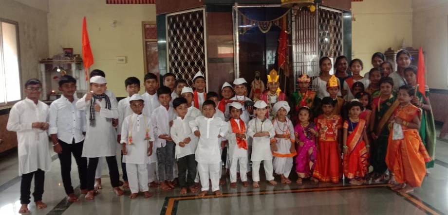 Dindi of Excellent Academy School students