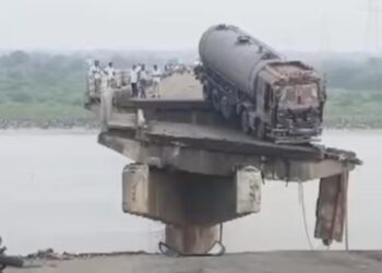 Bridge collapses in Gujarat