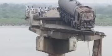 Bridge collapses in Gujarat