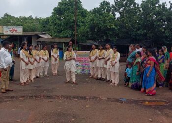 Street play presentation by agricultural girls