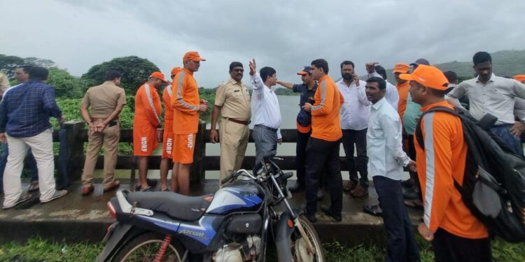 Suicide of a young couple in Chiplun