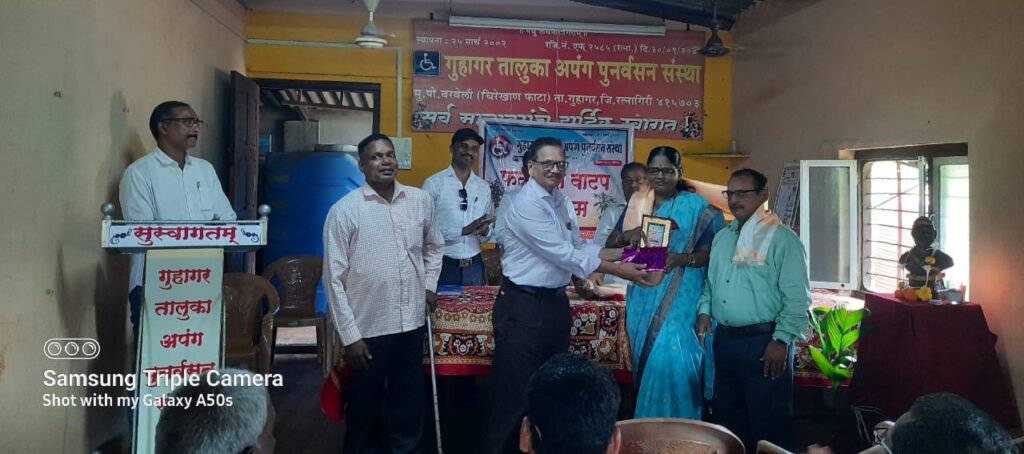 Distribution of fruit trees on behalf of disabled rehabilitation organization