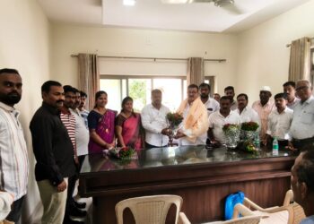 Janvale villagers submit a statement to MLA Jadhav