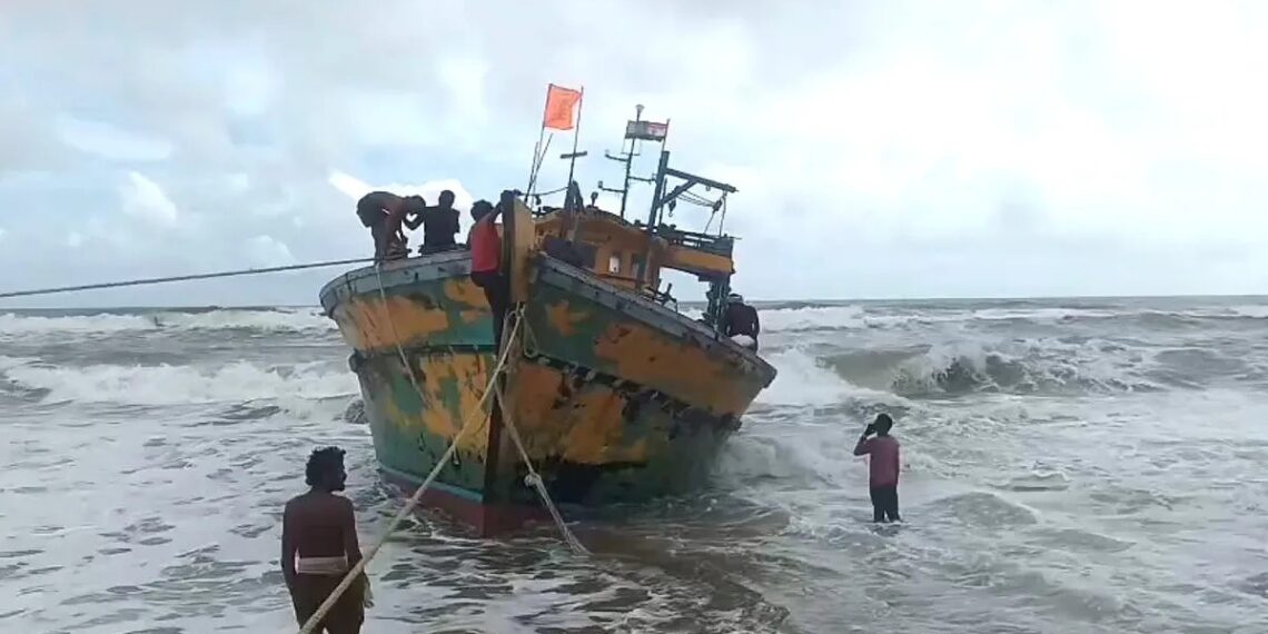 Stranded boats and fishermen safe